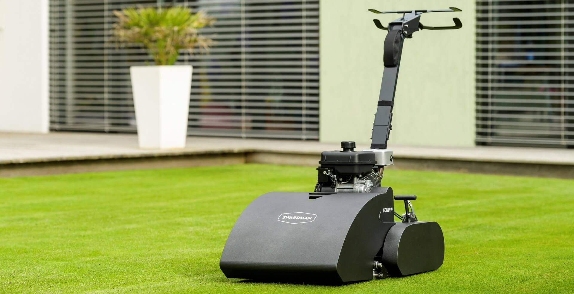 Edwin 2.1 Spindelmäher auf dem Rasen